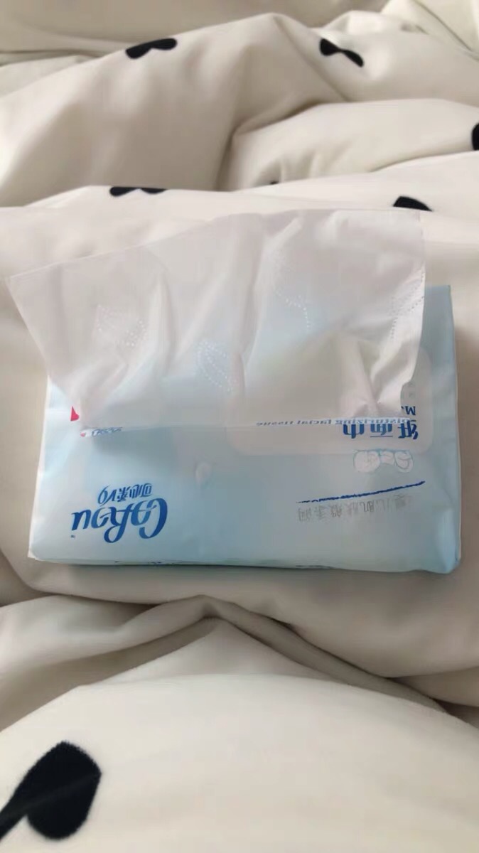 可心柔  💰38 12包100抽
性价比我认为最好的一款  也是我囤货最多  每次碰到活动都忍不住购入  纸张是软软的薄薄的润润的  相对于价格我更偏爱这款  又便宜又大碗 我很奶思  会无限购入