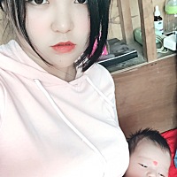 我们这儿的习俗，月子前一天接回娘家，宝宝第一次回外公家头上要点红点，身上要绑桃枝辟邪，不能光...