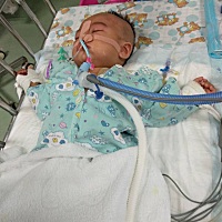 '你一定要加油战胜病魔，我们都等着你回家，看到你妈妈天天以泪洗脸，阿姨心里真的很痛