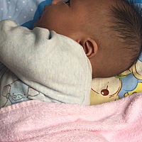 宝宝两个多月，额头这么高。有没有办法纠正？