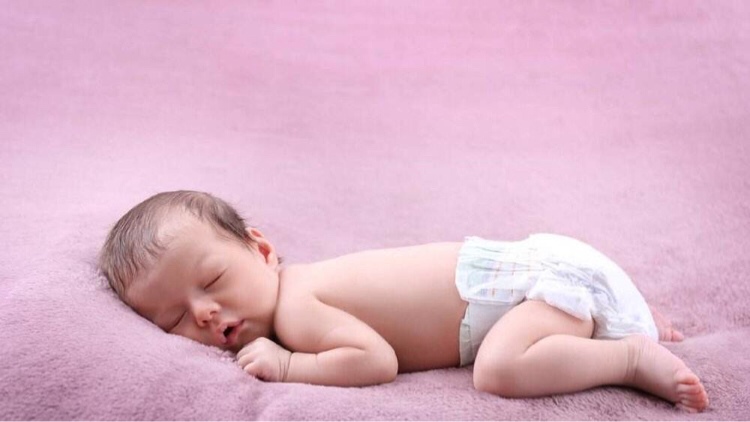 为何会闹觉
闹觉多是疲劳过度导致，孩子累崩溃很难入睡。虽然累到极致最终一定会睡着，但入眠突然发生，是不健康的崩溃式入眠。哭闹了说明哄晚了，哄睡难度也同时飙升。