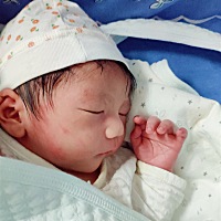 5月6日壮壮出生，九点半开始打催产，下午一点开两指，5点全开，6点54出生，发量超好，8斤的弟弟看起来脸...