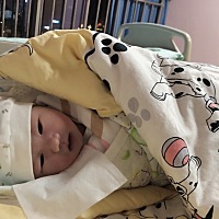 5月8日宝宝报喜啦。39+6见红到医院待产，有宫缩但始终不破水，40+1人工破水后剧痛无比（我感觉是这样�...