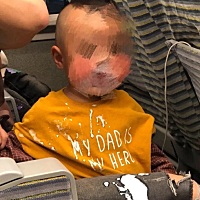 今天高铁上看到一个淘气的小男孩儿，不小心把一瓶酸奶弄洒了，后来干脆都倒了出来，父亲一边教育他...