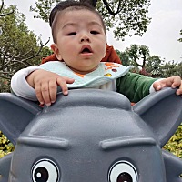 原本只是普通感冒，突然变成重症肺炎，脓血症，肺实变，贫血，为什么要让这么小的小孩来承受这么大的痛...