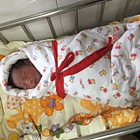 早上3点57分喜得贵子。顺产，肚子尖生男孩准了，40＋6出生的。头胎也是儿子，两个反应不一样，但是一样...