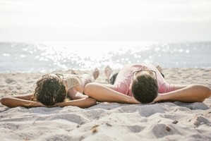 月经周期长、卵泡发育慢影响怀孕吗
通常来讲，女性的经期期长都会在3~5天内，这样的数值内才是正常情况，如果超出，则是属于经期周期长的情况，这样的问题往往都会带来很多的问题。尤其是月经的周期长是否会导致卵泡发育缓慢从而影响怀孕呢？让我们一起了解这其中的种种原由吧。
在怀孕的过程，经期是会停止的，且在停止一段时间后，卵泡才能够发育成熟从而进行排卵，这样才能进行受精的作用，然后怀孕，这就是怀孕的整个流程。但是如果经期的周期变长，那么自然会影响卵泡的发育，且速度变慢，怀孕也会推迟。
这其中都是有着一定的关联的。因为只有经期停止，卵泡成熟，进行排卵，才有可能发生受孕的情况，所以，如果想要避免这样的情况，就需要进行中药的调理，让其经期恢复正常，这样受孕的时间就可大大的减短，让其完全避开这样那样的问题。
因此，我们可以得知，月经的周期如果变长，就会导致卵泡发育缓慢，那么怀孕自然就会受到一定的影响，但是影响不大，只是延长了怀孕的时间，能够解决的措施还是蛮多。