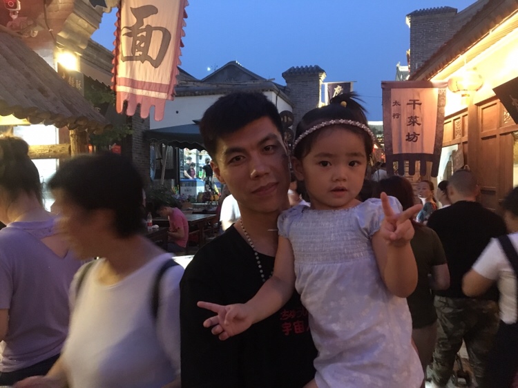 二宝好不容易配合羞涩的露了个脸，看看我家二宝像谁