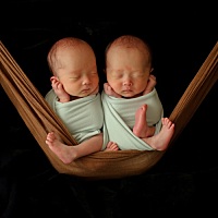 还没有满月的宝宝整天不睡觉老是放屁怎么回事