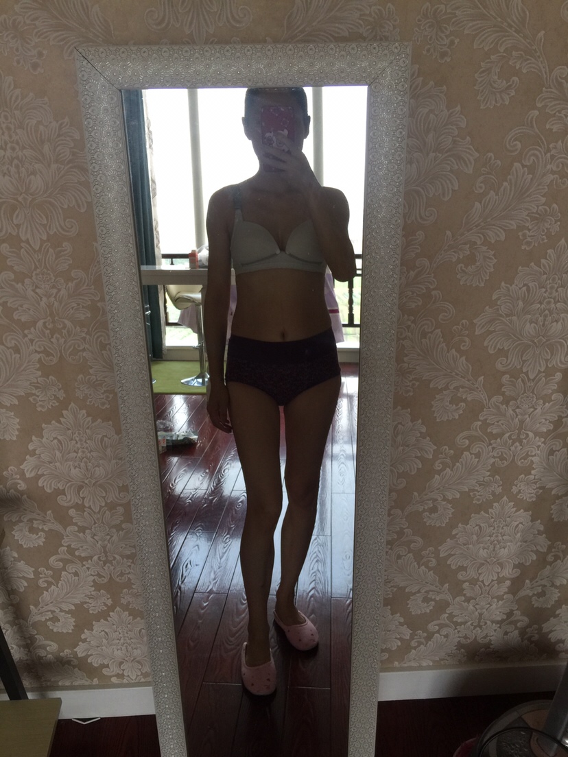 产后一周就是子宫还有点大。导致肚子还没有很紧致。出月子后稍微运动下。