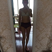 产后一周就是子宫还有点大。导致肚子还没有很紧致。出月子后稍微运动下。