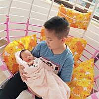 哥哥抱着妹妹😍😍😍，相亲相爱一家人😘😘😘。👨👩爱你们👦👧
