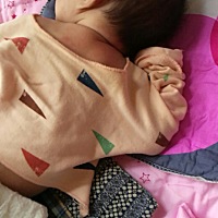 小孩多久会抬头呢，怎么训练小孩抬头呢，我家小娃28天了，第一次让趴着，不会抬头