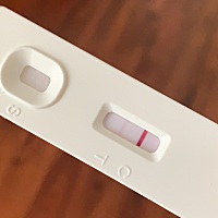 求问T线很淡很淡 但是排卵试纸测出来两条杠的 是因为姨妈要来了还是说可能有了