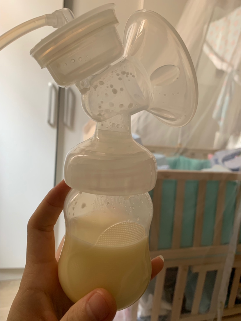 出生第七天了每天都在忙喂奶挤奶！为啥那么多奶涨得我难受😣
连续三天请催乳师通奶才没感觉到疼痛了不然更难受