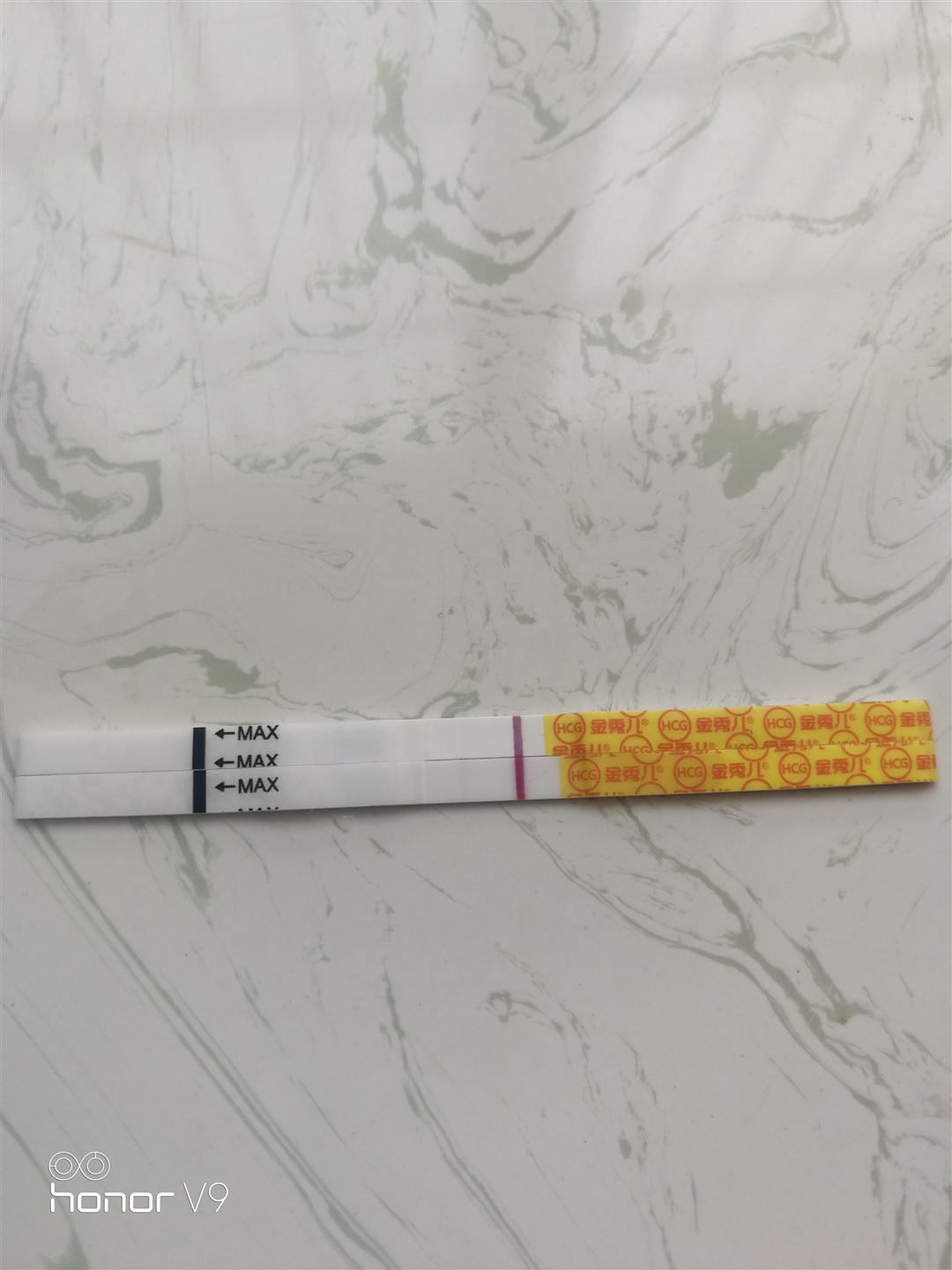 月经最后一次是4.17到4.22结束，5.2号排卵期同房一次，5.12测的，姐妹们帮我看看是不是有印子啊！