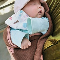 祝天下所有母亲节日快乐，所有宝宝平安健康快乐长大。哈哈宝贝长得像爸爸还是妈妈，都说更像我😏😀😀