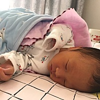 终于把你生出来了，要你健康快乐，第一个母亲节