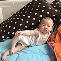 我家宝好像忘了她才4个多月～成天爬来爬去，还老摆一个侧躺的姿势～说好的小淑女呢？😂