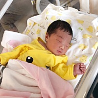 报喜啦 哈哈 5.9号上午10.03分顺产女宝一枚 5.8斤～今天回家咯