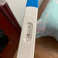 离月经期还有好多天，某一天突然怀疑自己怀孕了，也不知道哪里来的的预感，就去买了验孕棒，某天一大早...