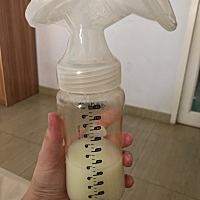 奶水多也烦恼，一天要倒掉四五次。两个多月的宝宝，15斤。奶水充足的很。