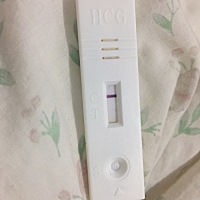 我月经是这个月18号来。 这是我这个月13号早上测出来的 晚上回来就一深一浅 请问是怀孕吗