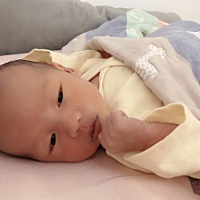 宝宝15天，一大早醒了 换了尿布喝了奶 自己在那里玩 我不理他他也不理我 哈哈～