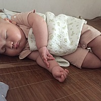 你们的宝宝晚上睡觉会摔脚摇头吗？