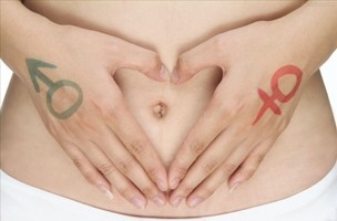 经期乳房突然疼痛怎么回事？
对于女性朋友而言，如果在经期发现乳房疼痛，可能与内分泌失调有关系。一般情况下女性内分泌失调，很有可能导致乳腺增生的发生，这种情况是每一位育龄女性的常见生理现象。
还有一部分女性可能在月经来临之前出现双侧乳房疼痛，这种情况下不能碰触，只要在经期结束以后能够立即消失，也是属于正常的生理现象。
但是还有一部分女性在经期发现乳房疼痛的问题非常明显，情况可能与雌激素与孕激素影响。如果在月经之前，这两样激素水平较高，明天会跟乳腺造成较大的刺激，因此在月经来潮以前，女性会感到明显的疼痛感。反之两者激素如果降低，那么便可能导致胀满感减轻，或者由于乳腺增生，导致乳腺组织水肿。
如何缓解经期乳房胀痛？
1、热敷
热敷是一种直接有效的缓解方法。当你感觉到乳房胀痛时，可以用毛巾包上热水袋，敷在胸部。如果效果不理想，还可以准备一盆凉水，将毛巾浸湿后，冷热交替着敷。
2、减“盐”运动
在月经来前的7~10天应该避免高盐食物，因为这种食物会使乳房胀大。常在餐馆里解决一日三餐的人需要注意了，饭馆里的食物往往添加大量的佐料，所以其盐分要比自家的菜肴高很多。如果你吃了很咸的炖菜或零食，也不要立即喝大量的水，因为这不仅不能中和盐分，还会让盐分通过液体渗透进血液，压迫血管。
3、合体的胸衣
胸罩太小会压迫乳房，造成血液循环不畅，从而引起胀痛，而胸罩太大又会导致胸部无法固定，在运动时受到伤害。
4、维生素，降低催乳激素
催乳激素会引起乳房的膨胀，因此可多摄入些富含维生素C和维生素B群的食物，调节列腺素E的制造，帮助抑制催乳激素的生成。