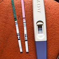 2号排卵，有印子吗，粉色是排卵试纸，其他两个是早早孕试纸，求好孕