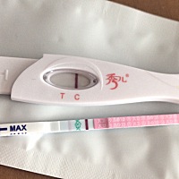 末次4月20。5月2-3排卵日。今天算第11天吧，早孕试纸一直白板。排卵试纸之前一直弱阳性，今天稍微加深一...