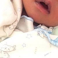 宝宝出生几天后嘴唇内圈有一层黑黑的，这是怎么回事呀？好担心