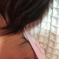 想问下有经验的宝妈 宝宝后背 四肢 汗毛有点重 长长会不会掉哦 女孩子 很担心回来变毛孩😢