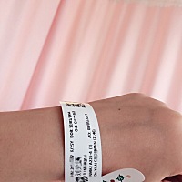 今天早上九点见红，没有宫缩没有肚子痛，因为预产期过了几天了十二点就进医院了，现在还没动静，肚子也...