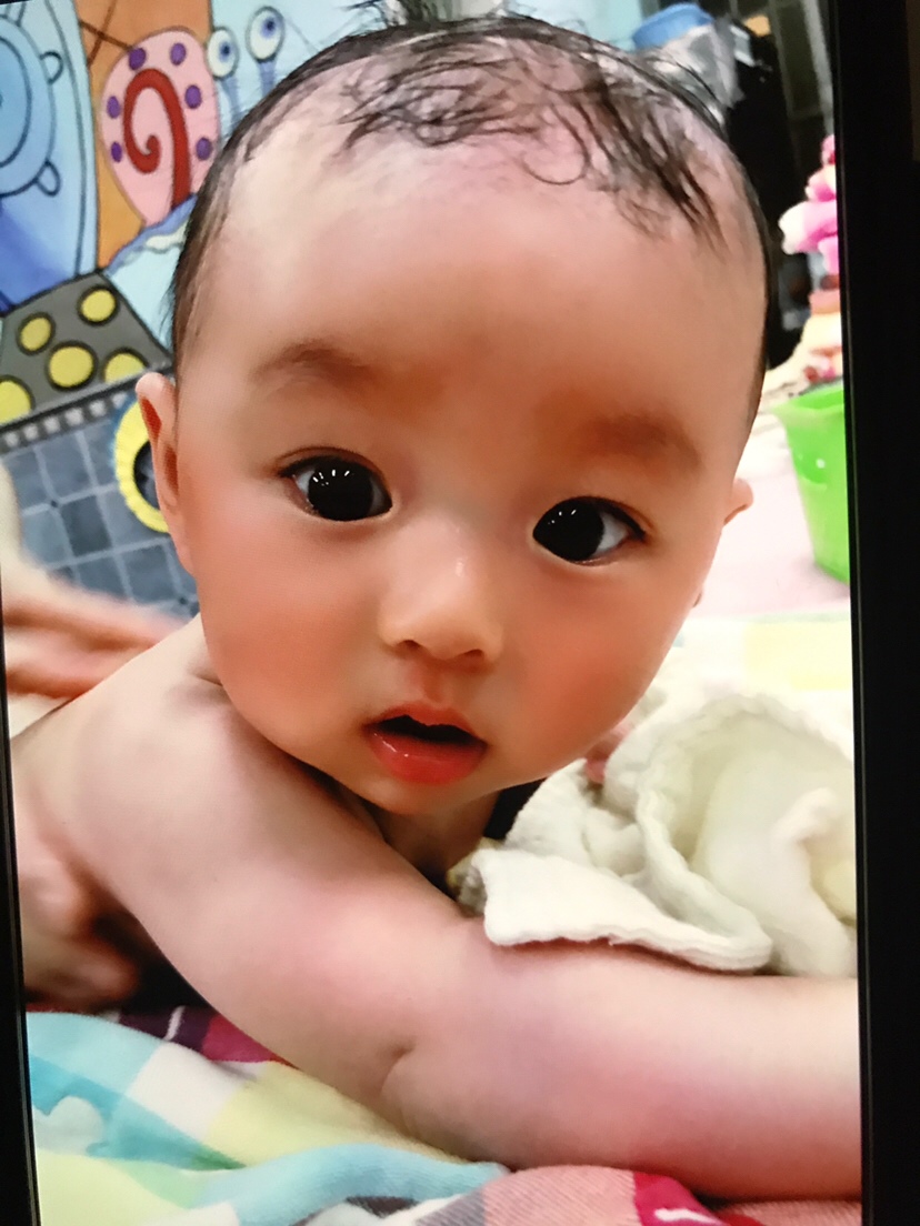 怪妈妈粗心害宝宝今晚从床上翻个身滚到地板上
脸朝下趴在地上那种……
超级心疼💔真想给自己一个大嘴巴子
没想到你人生的第一次摔跤是妈妈造成的
对不起 对不起 对不起我的天使宝宝