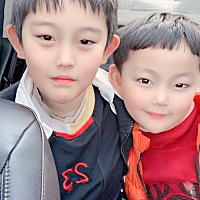 我的三个宝贝😘😘看看他们长得更像爸爸还是妈妈吧😁（个头都像爸爸，长大都不会低于一米九😂）