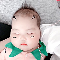 闺女从出生7.4斤。52CM高，到现在三个月体重15斤，高62.2CM！有点胖！妈妈我从生完130斤，到现在生完宝...