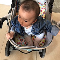 五个月的宝宝就要自己抓着坐，好奇宝宝迫不及待要看