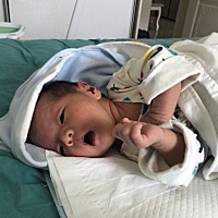 我闺女已经是25天的宝宝了，刚出生只有5斤每天发愁怎么才能让她长胖点呢，坚持纯母乳喂养这转眼就7.6斤...