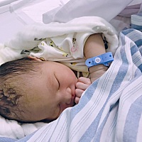 昨天5点见红开始规律宫缩，6点多进院检查填表签名，8点多破羊水10点宫口全开12点整诞生一名刚好40周的男...