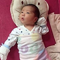 5月10号下午4点，剖宫产小王子一枚，也不知像谁多一点