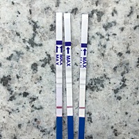 排卵期4.30，末次月经19号，最左边的是刚刚测的，中间是早上，右边是昨天晚上。说明书上30分钟后无效，...