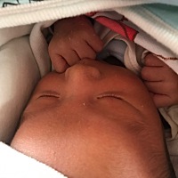 这么点大的宝宝就被老公灌输一种思想！那就是你是家里第二个男子汉生你是为了保护妈妈和姐姐的！😄�...