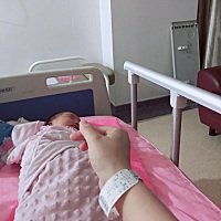 宝宝8天了，，接了很多男宝贴，很遗憾没能凑成好字，诞下女宝一枚，两个棉袄了，足矣。。。亲身经验告诉...