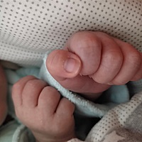 请问有经验的宝妈们 刚出生16天的宝宝 每天吃完奶拍完隔都会有干呕的现象 感觉胃里的食物反流到嘴里了宝...