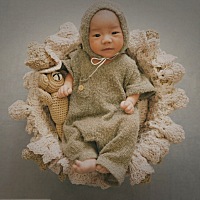 模特：宝宝👶 摄影：爸爸👨 服装：外婆👵 场布：奶奶👵 修图：妈妈👩 在家给宝宝自己拍满月照...