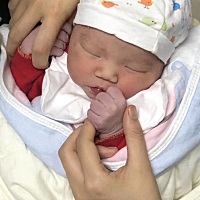 可真是一个准时的宝贝 预产期当天晚上十点二十破水到医院宫口一直在两指因为出血量又比较多 不得已2.48...