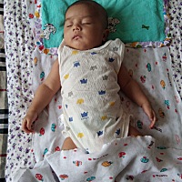 宝宝今天52天啦，真是一天一个样子！都说男宝把头剃光就能看出来帅不帅啦，这小表情都是抓拍的，我爱洗...