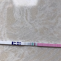 还有两天就是姨妈期，早孕试纸还是白板，排卵纸加深了，有没有希望？图是排卵试纸